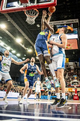 Rostock, Germany 03 January 2026 1 BBL 2025 2026 Rostock Seawolves vs Skyliners Frankfurt In the picture from left in the duel Kassim Nicholson ROSTOCK SEAWOLVES and Jacob Knauf Frankfurt Skyliners Copyright: xFotostandx xVoelkerx