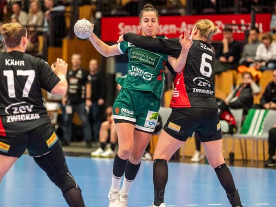 Stephanie Elies Frisch Auf Women, 63 in duel with Laura Szabo BSV Sachsen Zwickau, 06 , BSV Sachsen Zwickau vs Frisch Auf Goeppingen, Handball, 1 Bundesliga, Season 2025 2026, 03 01 2026 BSV Sachsen Zwickau vs Frisch Auf Goeppingen, Handball, 1 Bundesliga, Season 2025 2026, 03 01 2026 Zwickau Copyright: xMichaelxSchmidt Eibner-Pressefotx EP_MST