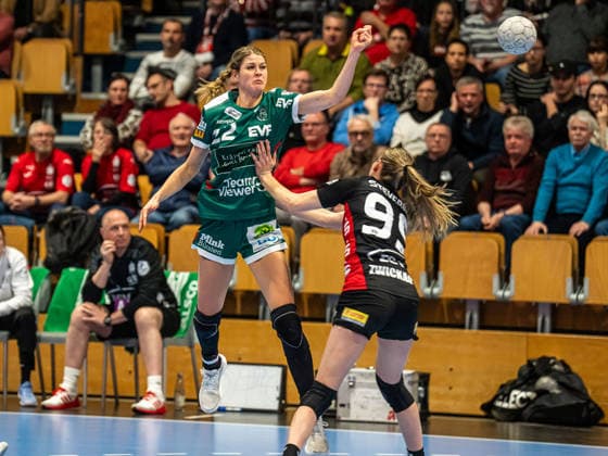 Sina Ehmann Frisch Auf Frauen, 22 stands in the air, BSV Sachsen Zwickau vs Frisch Auf Goeppingen, Handball, 1 Bundesliga, Season 2025 2026, 03 01 2026 BSV Sachsen Zwickau vs Frisch Auf Goeppingen, Handball, 1 Bundesliga, Season 2025 2026, 03 01 2026 Zwickau Copyright: xMichaelxSchmidt Eibner-Pressefotx EP_MST