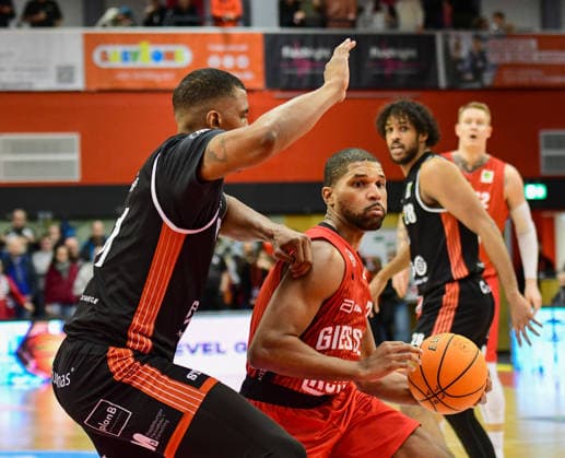 Michael Hughes, Kyle Castlin 2 Bundesliga Pro A, Matchday 16, 46ers, Basketball, Basketball season 2025 2026, BBL, Germany, Gießen 46ers SBB Baskets Wolmirstedt, Gießen in red, Men, SBB Baskets black