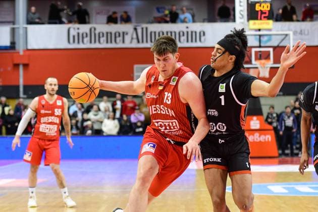Jonathan Maier, Trey Stewart 2 Bundesliga Pro A, Matchday 16, 46ers, Basketball, Basketball season 2025 2026, BBL, Germany, Gießen 46ers SBB Baskets Wolmirstedt, Gießen in red, Men, SBB Baskets black