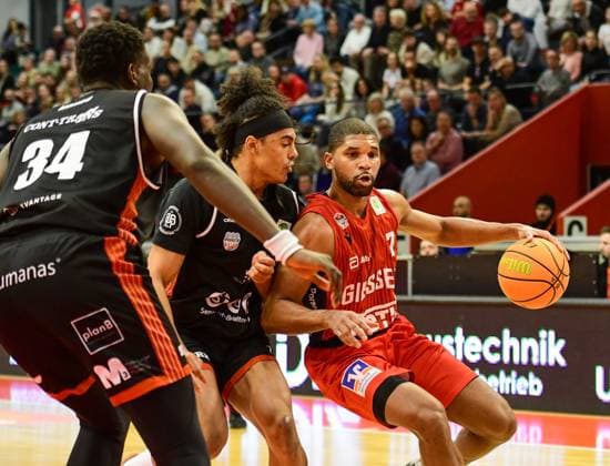 Trey Stewart, Kyle Kastlin 2 Bundesliga Pro A, Matchday 16, 46ers, Basketball, Basketball season 2025 2026, BBL, Germany, Gießen 46ers SBB Baskets Wolmirstedt, Gießen in red, Men, SBB Baskets black
