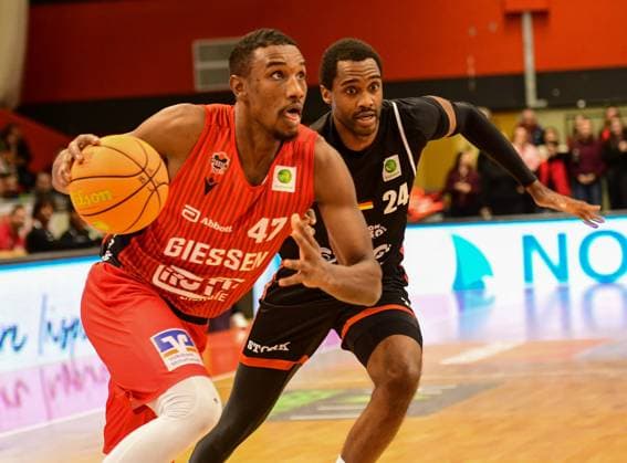 Abu Kigab, Nigel Pruitt 2 Bundesliga Pro A, Matchday 16, 46ers, Basketball, Basketball season 2025 2026, BBL, Germany, Gießen 46ers SBB Baskets Wolmirstedt, Gießen in red, Men, SBB Baskets black