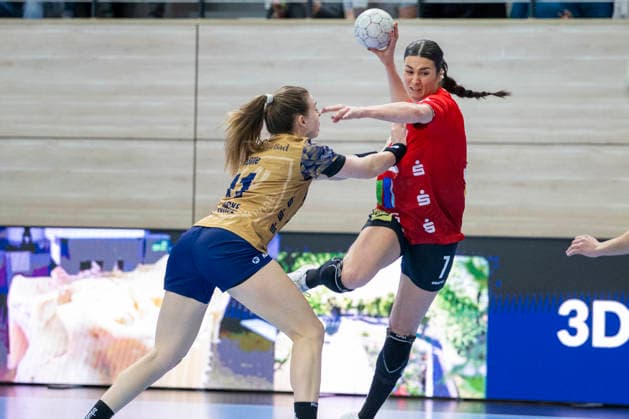 Handball Bundesliga Women, Season 2025 2026 SV Union Halle Neustadt vs Buxtehuder SV Halle, Germany 03 January 2026 In the picture from left Isabelle Doelle Buxtehude and Lynn Molenaar Halle Halle Saale SWH Arena Sachsen Anhalt Germany