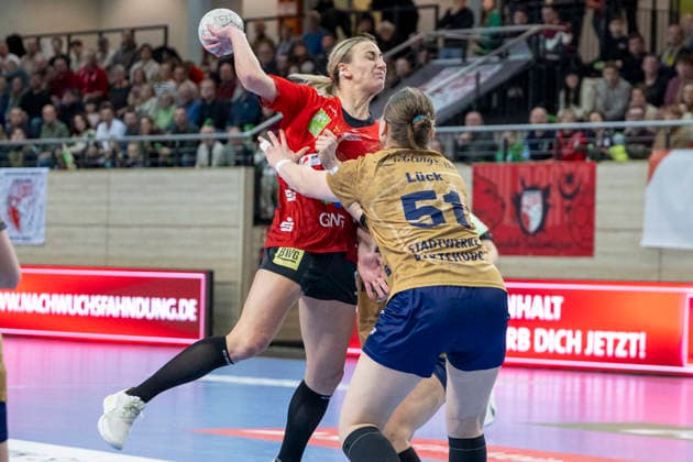 Handball Bundesliga Women, Season 2025 2026 SV Union Halle Neustadt vs Buxtehuder SV Halle, Germany 03 January 2026 In the picture from left in duel Lea Gruber Halle and Lyn Elisabeth Lück Lueck Buxtehude Halle Saale SWH Arena Sachsen Anhalt Germany