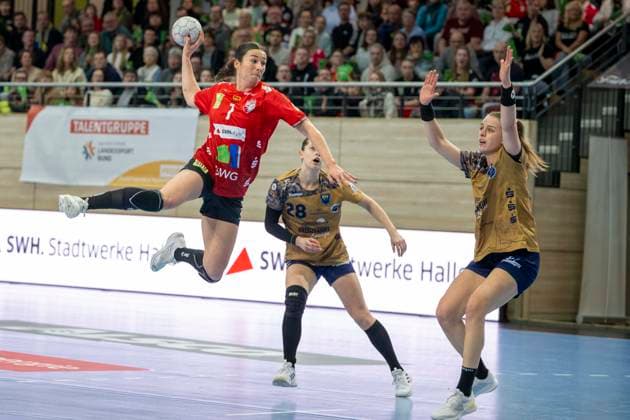 Handball Bundesliga Women, Season 2025 2026 SV Union Halle Neustadt vs Buxtehuder SV Halle, Germany 03 January 2026 In the picture from left Lynn Molenaar Halle and Theresa von Prittwitz Buxtehude Halle Saale SWH Arena Sachsen Anhalt Germany