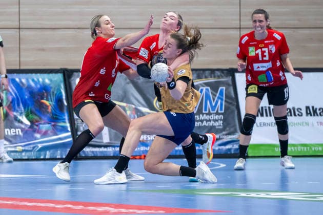 Handball Bundesliga Women, Season 2025 2026 SV Union Halle Neustadt vs Buxtehuder SV Halle, Germany 03 January 2026 In the picture from left in duel Lea Gruber Halle , Fabienne Büch Buech Halle and Isabelle Doelle Buxtehude Halle Saale SWH Arena Sachsen Anhalt Germany