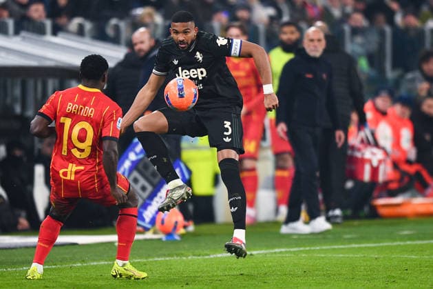 2026-01-03 Juventus FC v US Lecce - Serie A TURIN, ITALY - JANUARY 3: Lameck Banda of US Lecce battles for the ball with Gleison Bremer of Juventus FC during the Serie A match between Juventus FC and US Lecce at Allianz Stadium on January 3, 2026 in Turin, Italy. (Photo by Alberto Gandolfo BSR Agency) Turin Italy Content not available for redistribution in The Netherlands directly or indirectly through any third parties. Copyright: xBSRxAgencyx