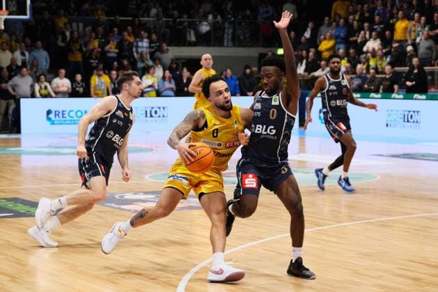 ProA Phoenix Hagen vs Eisbären Bremerhaven, Hagen, 03 01 2026, Ischelandhalle Hagen Marcus Graves Phoenix Hagen, 0, Guard on move to the basket against Elijah Jahi Miller 0, Eisbären Bremerhaven, PG Barmer2BasketballBundesliga ProA Phoenix Hagen vs Eisbären Bremerhaven, Hagen, 03 01 2026, Ischelandhalle Hagen Copyright: xBEAUTIFULxSPORTS Piepenstockx