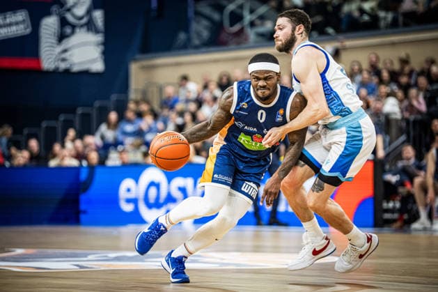 Rostock, Germany 03 January 2026 1 BBL 2025 2026 Rostock Seawolves vs Skyliners Frankfurt In the picture from left in the duel TJ Crockett Jr ROSTOCK SEAWOLVES and Logan Johnson Frankfurt Skyliners Copyright: xFotostandx xVoelkerx