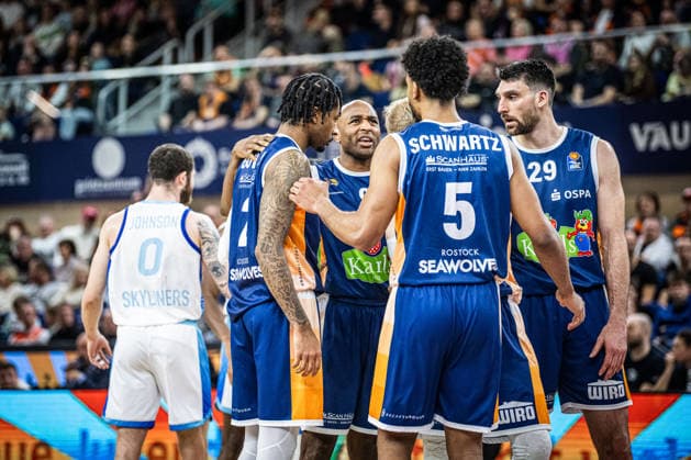 Rostock, Germany 03 January 2026 1 BBL 2025 2026 Rostock Seawolves vs Skyliners Frankfurt In the picture front from left Jordan Bowden ROSTOCK SEAWOLVES , DeAndre Lansdowne ROSTOCK SEAWOLVES , D Shawn Schwartz ROSTOCK SEAWOLVES and Owen Klassen ROSTOCK SEAWOLVES Copyright: xFotostandx xVoelkerx