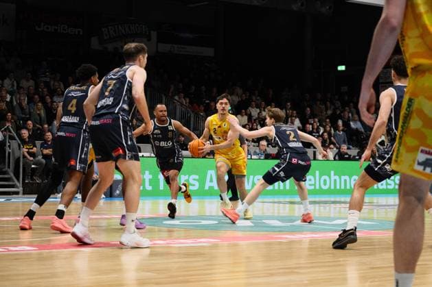 ProA Phoenix Hagen vs Eisbären Bremerhaven, Hagen, 03 01 2026, Ischelandhalle Hagen Dennis Nawrocki Phoenix Hagen, 2, Guard on the move to the basket against Raphael Falkenthal 2, Eisbären Bremerhaven, PG Barmer2BasketballBundesliga ProA Phoenix Hagen vs Eisbären Bremerhaven, Hagen, 03 01 2026, Ischelandhalle Hagen Copyright: xBEAUTIFULxSPORTS Piepenstockx