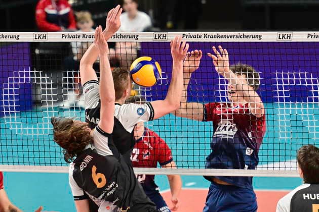 GER 1 VBL, SVG Lueneburg vs Barock Volleys MTV Ludwigsburg 03 01 2026, LKH Arena, Lueneburg, GER 1 VBL, SVG Lueneburg vs Barock Volleys MTV Ludwigsburg in the picture Joscha Kunstmann Lueneburg 07 tries to assert himself against Ben Simon Bonin Ludwigsburg 06 and Tomi Saarinen Ludwigsburg 08 nordphotoxGmbH xWitke nph00002