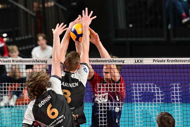 GER 1 VBL, SVG Lueneburg vs Barock Volleys MTV Ludwigsburg 03 01 2026, LKH Arena, Lueneburg, GER 1 VBL, SVG Lueneburg vs Barock Volleys MTV Ludwigsburg in the picture Joscha Kunstmann Lueneburg 07 tries to assert himself against Ben Simon Bonin Ludwigsburg 06 and Tomi Saarinen Ludwigsburg 08 nordphotoxGmbH xWitke nph00002