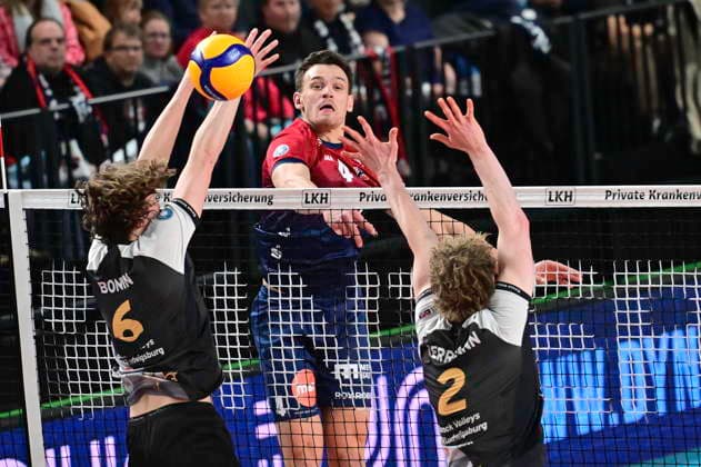 GER 1 VBL, SVG Lueneburg vs Barock Volleys MTV Ludwigsburg 03 01 2026, LKH Arena, Lueneburg, GER 1 VBL, SVG Lueneburg vs Barock Volleys MTV Ludwigsburg in the picture Christopher Byam Lueneburg 04 tries to assert himself against Ben Simon Bonin Ludwigsburg 06 and Philipp Herrmann Ludwigsburg 02 nordphotoxGmbH xWitke nph00002