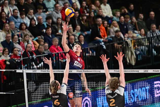 GER 1 VBL, SVG Lueneburg vs Barock Volleys MTV Ludwigsburg 03 01 2026, LKH Arena, Lueneburg, GER 1 VBL, SVG Lueneburg vs Barock Volleys MTV Ludwigsburg in the picture Christopher Byam Lueneburg 04 tries to assert himself against Ben Simon Bonin Ludwigsburg 06 and Philipp Herrmann Ludwigsburg 02 nordphotoxGmbH xWitke nph00002