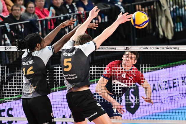 GER 1 VBL, SVG Lueneburg vs Barock Volleys MTV Ludwigsburg 03 01 2026, LKH Arena, Lueneburg, GER 1 VBL, SVG Lueneburg vs Barock Volleys MTV Ludwigsburg in the picture Christopher Byam Lueneburg 04 tries to assert himself against Nyherowo Omene Ludwigsburg 16 and Jan Huber Ludwigsburg 05 nordphotoxGmbH xWitke nph00002