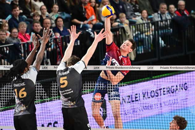 GER 1 VBL, SVG Lueneburg vs Barock Volleys MTV Ludwigsburg 03 01 2026, LKH Arena, Lueneburg, GER 1 VBL, SVG Lueneburg vs Barock Volleys MTV Ludwigsburg in the picture Christopher Byam Lueneburg 04 tries to assert himself against Nyherowo Omene Ludwigsburg 16 and Jan Huber Ludwigsburg 05 nordphotoxGmbH xWitke nph00002