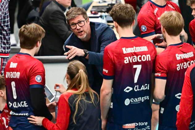 GER 1 VBL, SVG Lueneburg vs Barock Volleys MTV Ludwigsburg 03 01 2026, LKH Arena, Lueneburg, GER 1 VBL, SVG Lueneburg vs Barock Volleys MTV Ludwigsburg in the picture Coach Stefan Huebner Hübner Lueneburg talks to the team nordphotoxGmbH xWitke nph00002