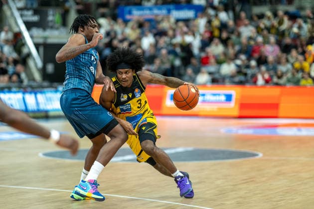 Osun Osunniyi MLP Academics Heidelberg, 12 , Stefan Smith MHP RIESEN Ludwigsburg, 03 , GER, MHP RIESEN Ludwigsburg vs MLP Academics Heidelberg, easycredit BBL, Basketball, Bundesliga, Matchday 14, Season 2025 2026, 03 01 2026, GER, MHP RIESEN Ludwigsburg vs MLP Academics Heidelberg, easycredit BBL, Basketball, Bundesliga, Matchday 14, Season 2025 2026, 03 01 2026 Ludwigsburg Copyright: xEibner-Pressefoto SaschaxWaltherx EP_EER