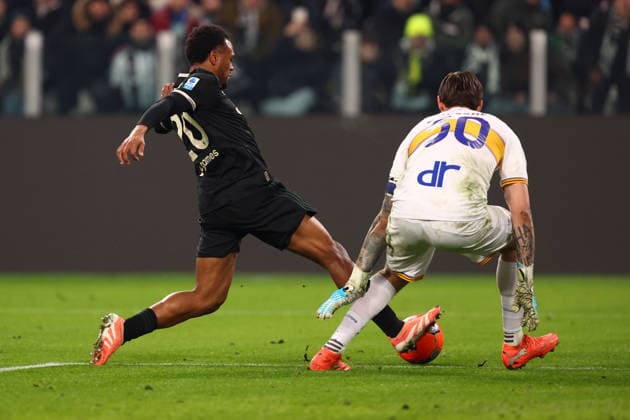 Lois Openda (Juventus Fc) und Wladimiro Falcone (Us Lecce) battle for the ball, Serie A, Juventus FC v US Lecce , Allianz Stadium, January 3, 2026, Turin, Italy.
