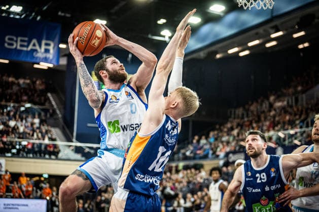 Rostock, Germany 03 January 2026 1 BBL 2025 2026 Rostock Seawolves vs Skyliners Frankfurt In the picture from left in the duel Logan Johnson Frankfurt Skyliners and Lukasz Kolenda ROSTOCK SEAWOLVES Copyright: xFotostandx xVoelkerx