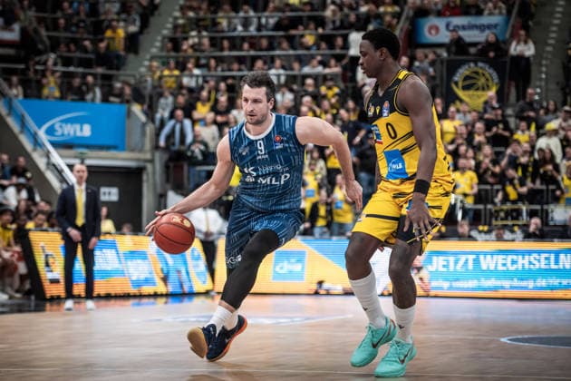 Paul Zipser MLP Academics Heidelberg, 09 vs Babacar Sane MHP RIESEN Ludwigsburg, 00 GER, MHP Riesen Ludwigsburg MLP Academics Heidelberg, easycredit BBL, Basketball, Bundesliga, Matchday 14, Season 2025 2026, 03 01 2026 GER, MHP Riesen Ludwigsburg MLP Academics Heidelberg, easycredit BBL, Basketball, Bundesliga, Matchday 14, Season 2025 2026, 03 01 2026 Ludwigsburg Copyright: xSandyxDinkelackerx EP_SDR