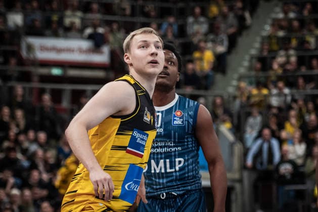 Toms Skuja MHP RIESEN Ludwigsburg, 05 , behind DJ Damariae Horne MLP Academics Heidelberg, 00 GER, MHP Riesen Ludwigsburg MLP Academics Heidelberg, easycredit BBL, Basketball, Bundesliga, 14 Matchday, Season 2025 2026, 03 01 2026 GER, MHP Riesen Ludwigsburg MLP Academics Heidelberg, easycredit BBL, Basketball, Bundesliga, 14 Matchday, Season 2025 2026, 03 01 2026 Ludwigsburg Copyright: xSandyxDinkelackerx EP_SDR
