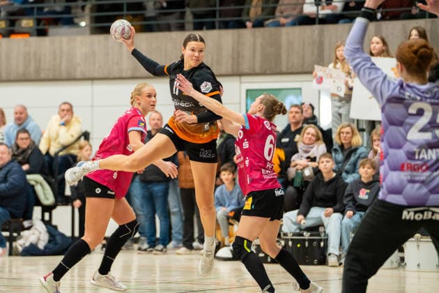 Handball I Women I Season 2025 2026 I 2 Bundesliga I 12 Matchday I VfL Waiblingen Rostocker HC I 03 01 2026 Lena Klingler 11, VfL Waiblingen Tigers im Wurf Waiblingen Rundsporthalle Baden Württemberg Germany Copyright: xLobeca MaxxPetershansx