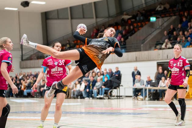 Handball I Women I Season 2025 2026 I 2 Bundesliga I 12 Matchday I VfL Waiblingen Rostocker HC I 03 01 2026 Isabel Kattner 10, VfL Waiblingen Tigers im Wurf Waiblingen Rundsporthalle Baden Württemberg Germany Copyright: xLobeca MaxxPetershansx