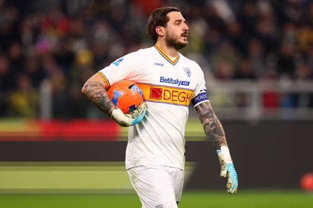 Juventus Fc - US Lecce Wladimiro Falcone of Us Lecce controls the ball during the Serie A match beetween Juventus Fc and US Lecce at Allianz Stadium on January 3, 2026 in Turin, Italy . Torino Allianz Stadium Italy Copyright: xMarcoxCanonierox