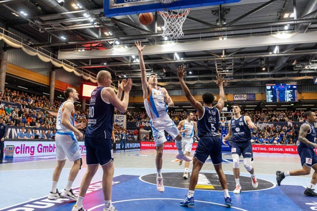 GER, easy Credit Basketball Bundesliga, Syntainics MBC Science City Jena 03 01 2026, Stadthalle, Weißenfels, GER, easy Credit Basketball Bundesliga, Syntainics MBC Science City Jena Joe Wieskamp Science City Jena, 10 , Marcus Foster Syntainics MBC, 5 Â Photo Alexander Trienitz Weißenfels Stadthalle Sachsen Anhalt Germany