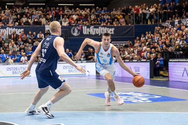 GER, easy Credit Basketball Bundesliga, Syntainics MBC Science City Jena 03 01 2026, Stadthalle, Weißenfels, GER, easy Credit Basketball Bundesliga, Syntainics MBC Science City Jena Joe Wieskamp Science City Jena, 10 , Collin Welp Syntainics MBC, 40 Â Photo Alexander Trienitz Weißenfels Stadthalle Sachsen Anhalt Germany