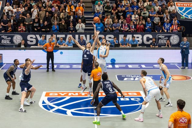 GER, easy Credit Basketball Bundesliga, Syntainics MBC Science City Jena 03 01 2026, Stadthalle, Weißenfels, GER, easy Credit Basketball Bundesliga, Syntainics MBC Science City Jena Tipp off, , Jure Planinic Syntainics MBC, 44 , Alex Herrera Science City Jena, 41 Â Photo Alexander Trienitz Weißenfels Stadthalle Sachsen Anhalt Germany