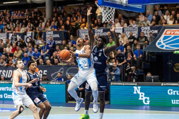 GER, easy Credit Basketball Bundesliga, Syntainics MBC Science City Jena 03 01 2026, Stadthalle, Weißenfels, GER, easy Credit Basketball Bundesliga, Syntainics MBC Science City Jena Eric Washington Science City Jena, 33 , Khyri Thomas Syntainics MBC, 0 Â Photo Alexander Trienitz Weißenfels Stadthalle Sachsen Anhalt Germany