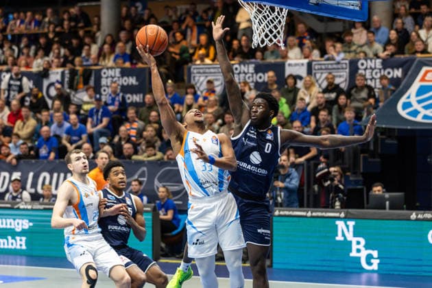 GER, easy Credit Basketball Bundesliga, Syntainics MBC Science City Jena 03 01 2026, Stadthalle, Weißenfels, GER, easy Credit Basketball Bundesliga, Syntainics MBC Science City Jena Eric Washington Science City Jena, 33 , Khyri Thomas Syntainics MBC, 0 Â Photo Alexander Trienitz Weißenfels Stadthalle Sachsen Anhalt Germany
