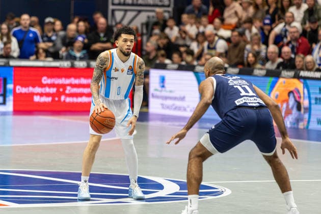 GER, easy Credit Basketball Bundesliga, Syntainics MBC Science City Jena 03 01 2026, Stadthalle, Weißenfels, GER, easy Credit Basketball Bundesliga, Syntainics MBC Science City Jena Tavian Dunn Martin Science City Jena, 0 , Akeem Vargas Syntainics MBC, 11 Â Photo Alexander Trienitz Weißenfels Stadthalle Sachsen Anhalt Germany