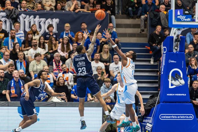 GER, easy Credit Basketball Bundesliga, Syntainics MBC Science City Jena 03 01 2026, Stadthalle, Weißenfels, GER, easy Credit Basketball Bundesliga, Syntainics MBC Science City Jena Charles Callison Syntainics MBC, 23 , Keith Braxton Jr Science City Jena, 13 Â Photo Alexander Trienitz Weißenfels Stadthalle Sachsen Anhalt Germany