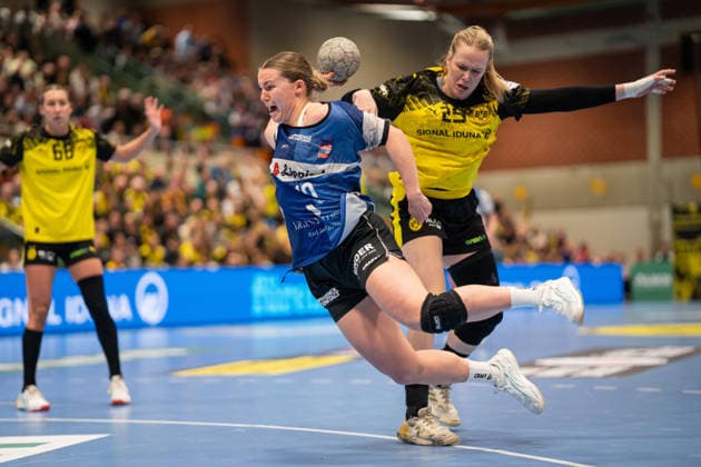 Borussia Dortmund GER vs HSG Blomberg Lippe GER , Handball, 1 Handball Bundesliga Women, 11 Matchday, 3 1 2026, Season 2025 2026, Dortmund Maxi Muehlner HSG Blomberg Lippe, 10 in goal throw against Emma Olsson Borussia Dortmund, 29 Dortmund Sporthalle Wellinghofen Germany