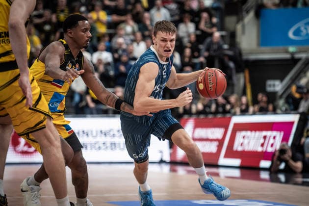 Niklas Wuerzner MLP Academics Heidelberg, 02 followed by Elijah Hughes MHP RIESEN Ludwigsburg, 07 , li GER, MHP Riesen Ludwigsburg MLP Academics Heidelberg, easycredit BBL, Basketball, Bundesliga, 14 Matchday, Season 2025 2026, 03 01 2026 GER, MHP Riesen Ludwigsburg MLP Academics Heidelberg, easycredit BBL, Basketball, Bundesliga, 14 Matchday, Season 2025 2026, 03 01 2026 Ludwigsburg Copyright: xSandyxDinkelackerx EP_SDR