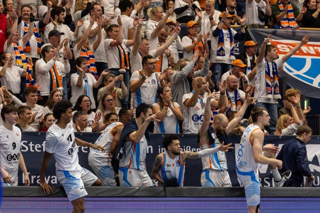 GER, easy Credit Basketball Bundesliga, Syntainics MBC Science City Jena 03 01 2026, Stadthalle, Weißenfels, GER, easy Credit Basketball Bundesliga, Syntainics MBC Science City Jena Team of Science City Jena cheers with the fans Â Photo Alexander Trienitz Weißenfels Stadthalle Sachsen Anhalt Germany