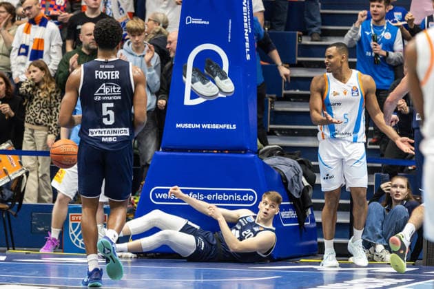 GER, easy Credit Basketball Bundesliga, Syntainics MBC Science City Jena 03 01 2026, Stadthalle, Weißenfels, GER, easy Credit Basketball Bundesliga, Syntainics MBC Science City Jena Perttu Blomgren Syntainics MBC, 20 on the floor after a foul by Chris Carter Science City Jena, 5 Â Photo Alexander Trienitz Weißenfels Stadthalle Sachsen Anhalt Germany