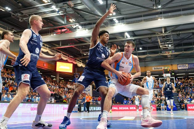 Collin Welp MBC, 40 , Marcus Foster MBC, 5 , Joe Wieskamp Jena, 10 , Syntainics MBC vs Science City Jena, Basketball, 1 Bundesliga, Men, Season 2025 26, 14 Matchday, 03 01 2026 Weissenfels Stadthalle Sachsen Anhalt Germany