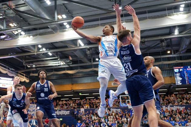 Eric Washington Jena, 33 , Spencer Reaves MBC, 31 , Syntainics MBC vs Science City Jena, Basketball, 1 Bundesliga, Men, Season 2025 26, 14 Matchday, 03 01 2026 Weissenfels Stadthalle Sachsen Anhalt Germany