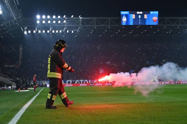 January 3, 2026, Bergamo, Lombardia: Smoke during the Italian Serie A soccer match Atalanta BC vs AS Roma at the New Balance Arena in Bergamo, Italy, 3 January 2026..ANSA MICHELE MARAVIGLIA. Soccer: Serie A; Atalanta-Roma  - ZUMAa110 20260103_zaf_a110_046 Copyright: xMichelexMaravigliax
