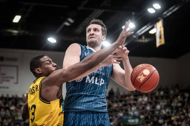 Paul Zipser MLP Academics Heidelberg, 09 vs Yorman Polas Bartolo MHP RIESEN Ludwigsburg, 13 GER, MHP Riesen Ludwigsburg MLP Academics Heidelberg, easycredit BBL, Basketball, Bundesliga, Matchday 14, Season 2025 2026, 03 01 2026 GER, MHP Riesen Ludwigsburg MLP Academics Heidelberg, easycredit BBL, Basketball, Bundesliga, Matchday 14, Season 2025 2026, 03 01 2026 Ludwigsburg Copyright: xSandyxDinkelackerx EP_SDR