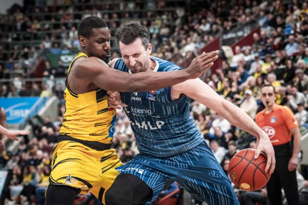 Paul Zipser MLP Academics Heidelberg, 09 vs Yorman Polas Bartolo MHP RIESEN Ludwigsburg, 13 GER, MHP Riesen Ludwigsburg MLP Academics Heidelberg, easycredit BBL, Basketball, Bundesliga, Matchday 14, Season 2025 2026, 03 01 2026 GER, MHP Riesen Ludwigsburg MLP Academics Heidelberg, easycredit BBL, Basketball, Bundesliga, Matchday 14, Season 2025 2026, 03 01 2026 Ludwigsburg Copyright: xSandyxDinkelackerx EP_SDR