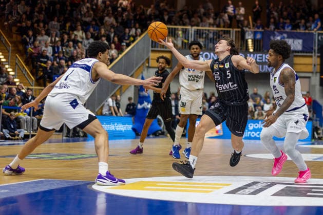 Kaya Bayram Tigers Tuebingen, 05 Jose Gabriel de Oliveira Neto HAKRO Merlins Crailsheim, 01 and Vincent Shahid HAKRO Merlins Crailsheim, 99 try to block his path GER, HAKRO Merlins Crailsheim vs Tigers Tuebingen, Basketball, BARMER 2 Bundesliga Bundesliga, Pro A, Season 2025 2026, 16 Matchday, 03 01 2026 GER, HAKRO Merlins Crailsheim vs Tigers Tuebingen, Basketball, BARMER 2 Bundesliga Bundesliga, Pro A, Season 2025 2026, 16 Matchday, 03 01 2026 Ilshofen Copyright: xEibner-Pressefoto ArdanxFuessmanx EP_AFN
