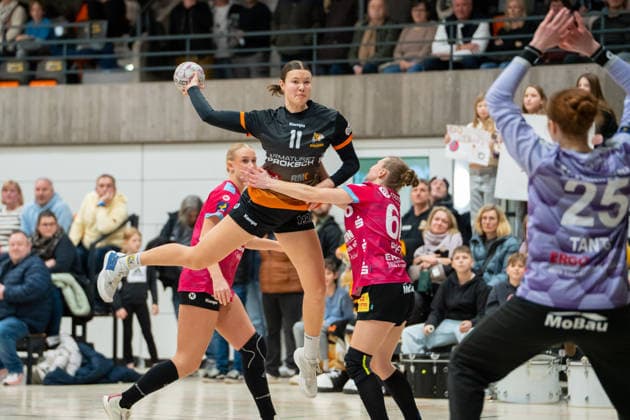 Handball I Women I Season 2025 2026 I 2 Bundesliga I 12 Matchday I VfL Waiblingen Rostocker HC I 03 01 2026 Lena Klingler 11, VfL Waiblingen Tigers im Wurf Waiblingen Rundsporthalle Baden Württemberg Germany Copyright: xLobeca MaxxPetershansx