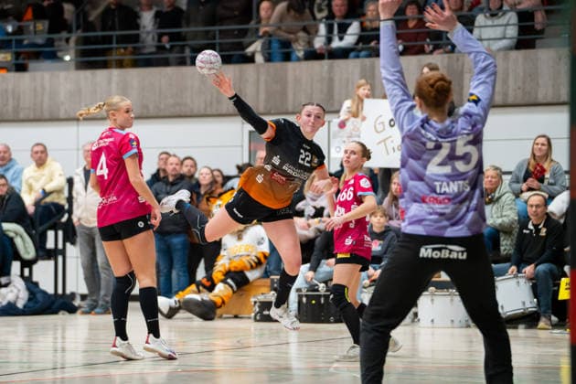 Handball I Women I Season 2025 2026 I 2 Bundesliga I 12 Matchday I VfL Waiblingen Rostocker HC I 03 01 2026 Cosima Würdinger 22, VfL Waiblingen Tigers im Wurf Waiblingen Rundsporthalle Baden Württemberg Germany Copyright: xLobeca MaxxPetershansx